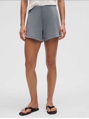 Lululemon Softstreme Kick-Flare Mid-Rise Short 4"
Solar Grey